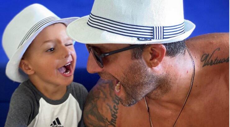 Κυριάκος Πελεκάνος: Η συγκίνηση του μόλις είδε τον γιο του να παίρνει το μικρόφωνο και να τραγουδά