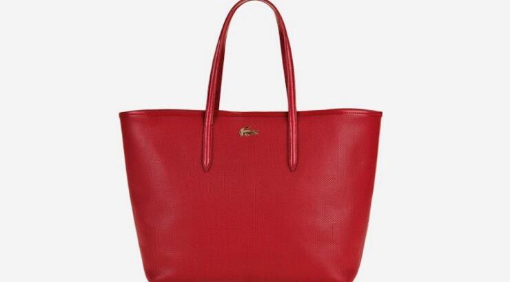 Η νέα τσάντα της Lacoste είναι κόκκινη και ιδανική για τα Χριστούγεννα που έρχονται