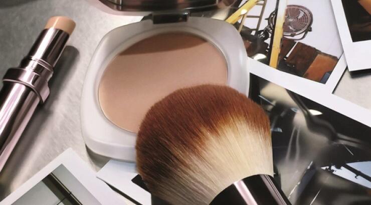 Η La Mer παρουσιάζει την The Sheer Pressed Powder