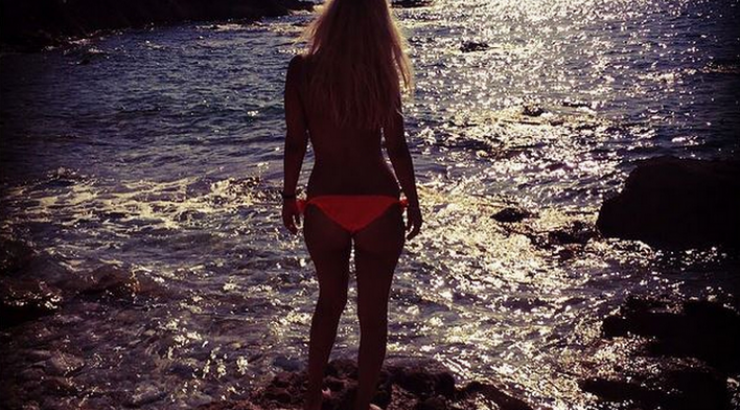 Η παρουσιάστρια που “προκάλεσε εγκεφαλικά” με το μπικίνι της!