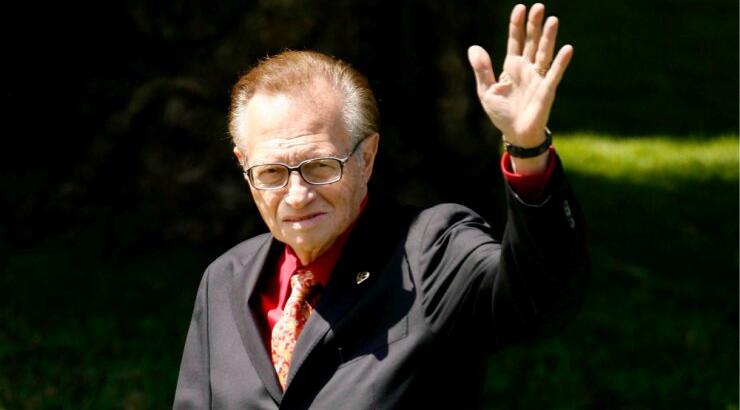 Η επώνυμη Κύπρια που φωτογραφήθηκε αγκαλιά με τον Larry King