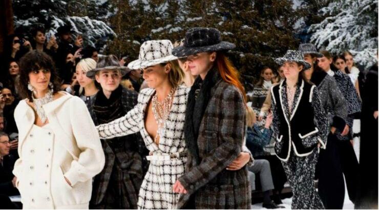 Paris Fashion Week: Αποχαιρέτησε τον Karl Lagerfeld ο οίκος Chanel με ένα εντυπωσιακό ντεφιλέ