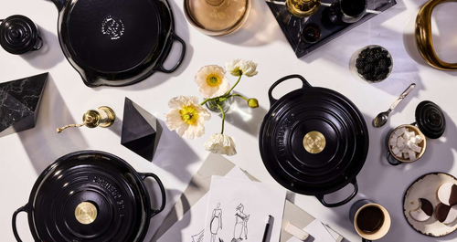 Η εμβληματική Le Creuset μόλις κυκλοφόρησε ένα νέο, moody χρώμα σαν μια απροσδόκητη επιλογή για το φθινόπωρο