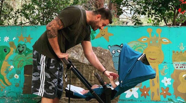 Αλεξάνδρου – Ευριπίδου: Ο νονός του γιου τους μας έδειξε το προσωπάκι του! [εικόνα]