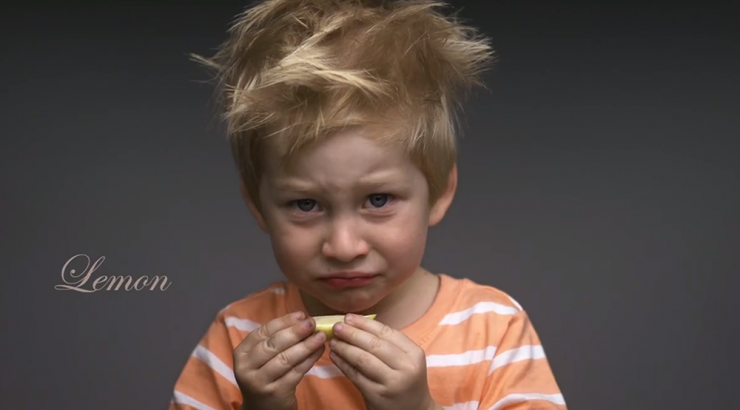 Μωρό δοκιμάζει λεμόνι για πρώτη φορά - Δείτε το αστείο βίντεο