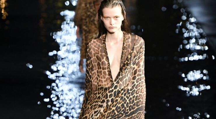 Leopard midi skirt: Φόρεσε την με mix & match διάθεση