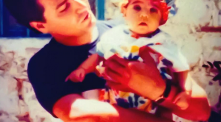 Αυτό το κοριτσάκι είναι ταλαντούχα επώνυμη Κύπρια στην αγκαλιά του μπαμπά της!