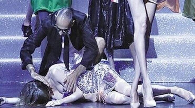 Σάλος σε επίδειξη μόδας του Jean Paul Gaultier: Μοντέλο σωριάστηκε στο πάτωμα ύστερα από...