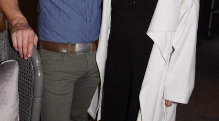 Η εγκυμονούσα Κύπρια έκλεψε τα φλας σε πρεμιέρα θεατρικής παράστασης