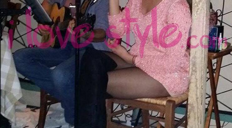 Ποια Κύπρια πήγε σε ταβέρνα μόνο με το πουλόβερ της;