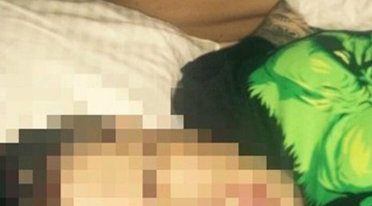 Ποιoς Έλληνας τραγουδιστής έβγαλε selfie χουφτώνοντας μια ολόγυμνη στο κρεβάτι του;