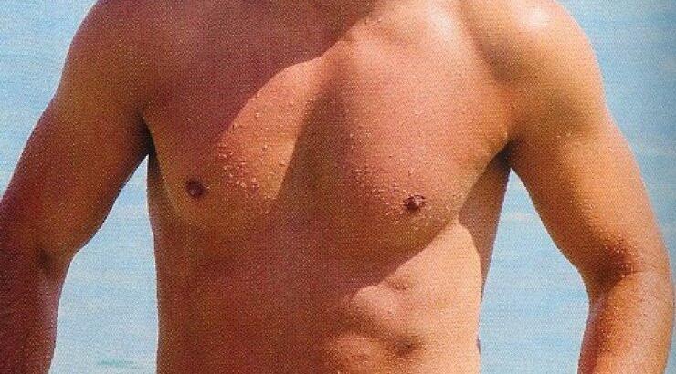 Νίκος Βέρτης: "Έκλεψε" τις εντυπώσεις το γυμνασμένο κορμί του στην Μύκονο