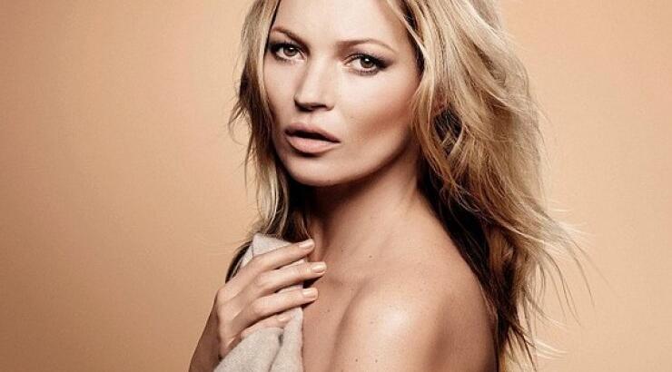 Kate Moss: Ποζάρει στο φακό μόνο με μια πετσέτα και δείχνει πιο νέα από ποτέ!