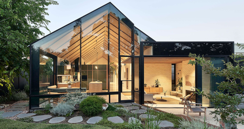 Μέσα σε ένα σπίτι πλημμυρισμένο από φυσικό φως