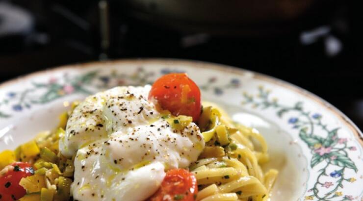 Λιγκουίνι με λαχανικά, πέστο βασιλικού και γιαούρτι