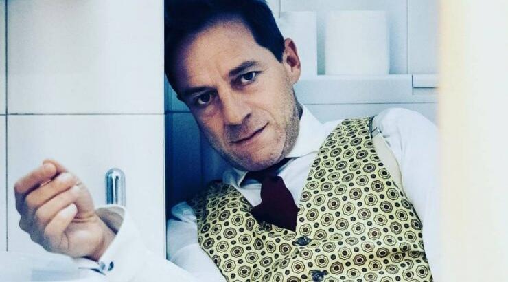 Οι φωτογραφίες του Δημήτρη Λιγνάδη με ανήλικο αγόρι που τον “καίνε”