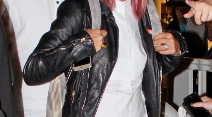 Ποια τραγουδίστρια έβαψε τα μαλλιά της φούξια; [εικόνες]