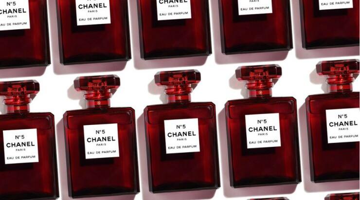 Το No 5 φοράει τα γιορτινά του σε μια limited edition του οίκου Chanel 