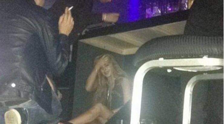 Απόλυτος ξεπεσμός: Διάσημη κυλιέται στο πάτωμα νυχτερινού κέντρου