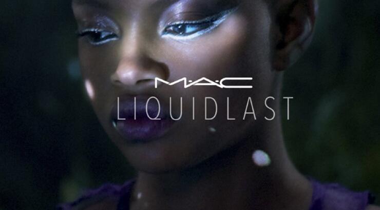 Για τολμηρό βλέμμα με εξαιρετικά λαμπερό, μεταλλικό τελείωμα που διαρκεί 