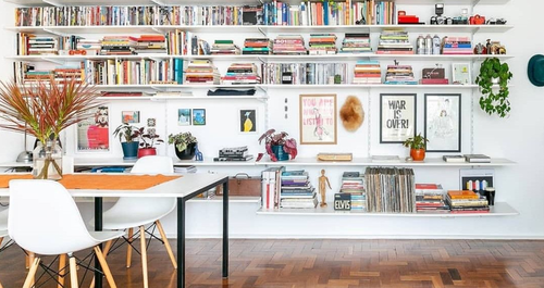 Κι όμως μια βιβλιοθήκη μπορεί να είναι γεμάτη χωρίς να προκαλεί οπτική ακαταστασία