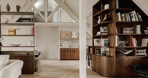 Σε ένα ιστορικό ξενοδοχείο, αυτό το loft μετατρέπει τους χωρικούς περιορισμούς  στο πιο ωραίο του χαρακτηριστικό