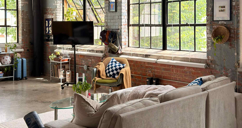 Μέσα σε ένα industrial loft, βγαλμένο από sitcom της δεκαετίας του 1990