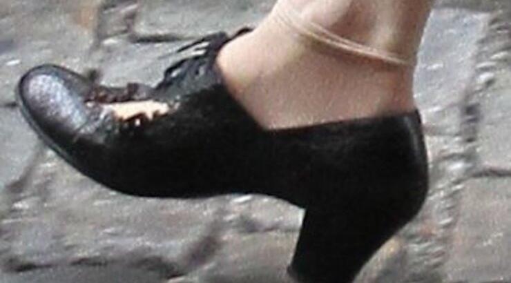 Ποια διάσημη φοράει αυτά τα παπούτσια;