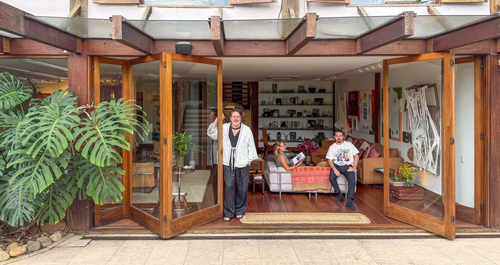 Μέσα σε ένα υπέροχο σπίτι, όπου κάθε αντικείμενο κρύβει μια ιστορία