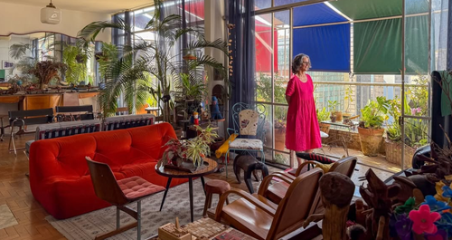 Ένα διαμέρισμα με μια πράσινη όαση στο μπαλκόνι και ντεκόρ γεμάτο ιστορίες