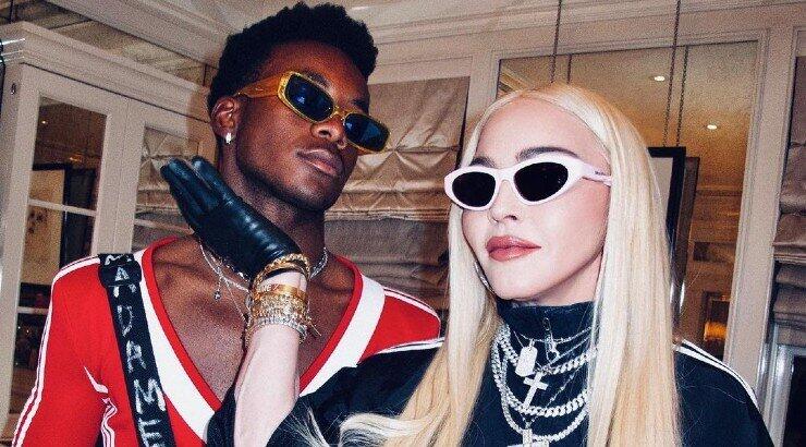 Madonna: Ο γιος της φόρεσε κόκκινο μάξι φόρεμα και τη συνόδευσε σε αγώνα μποξ!