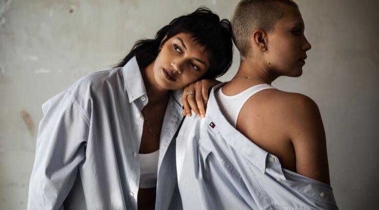 Η Τommy Hilfiger και ο Shawn Mendes συνεργάζονται στη συλλογή Classics Reborn για την Άνοιξη του 2023 με στόχο ένα καλύτερο άυριο.