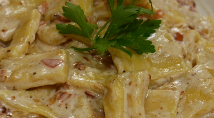 Φρέσκα ζυμαρικά με καπνιστό μπέικον