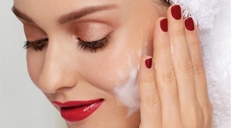 Δυο προϊόντα καθαρισμού για πρόσωπο, μάτια και χείλη που σίγουρα θα λατρέψεις