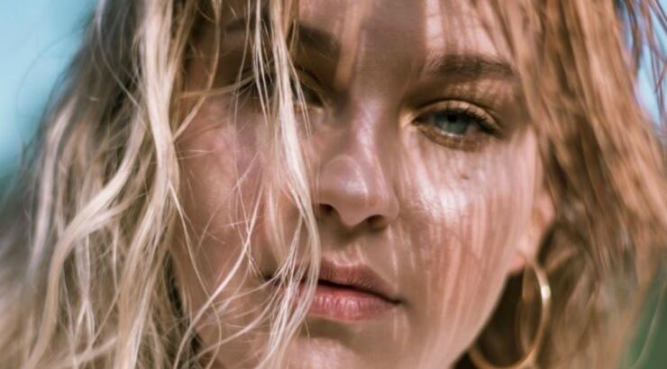 Το makeup trick που εξαφανίζει τις σακούλες των ματιών