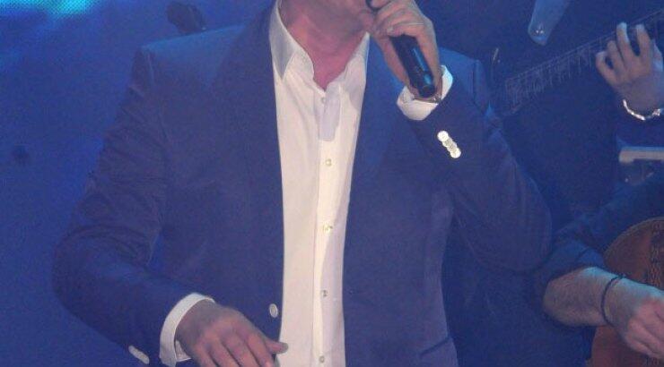 H εντυπωσιακή πρεμιέρα του Νίκου Μακρόπουλου και η λαμπερή απουσία