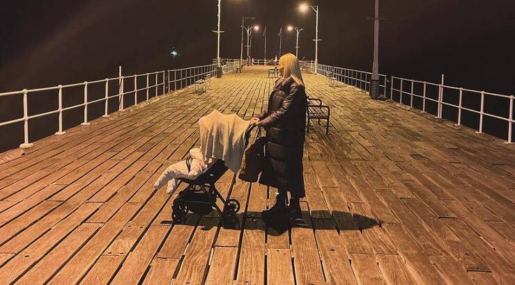 Ιωάννα Μαλέσκου: Βραδινή βόλτα με την κόρη της στον Μόλο Λεμεσού [εικόνες]