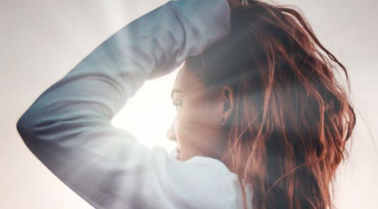 Πέντε κόλπα για να ξυπνάτε με υπέροχα μαλλιά