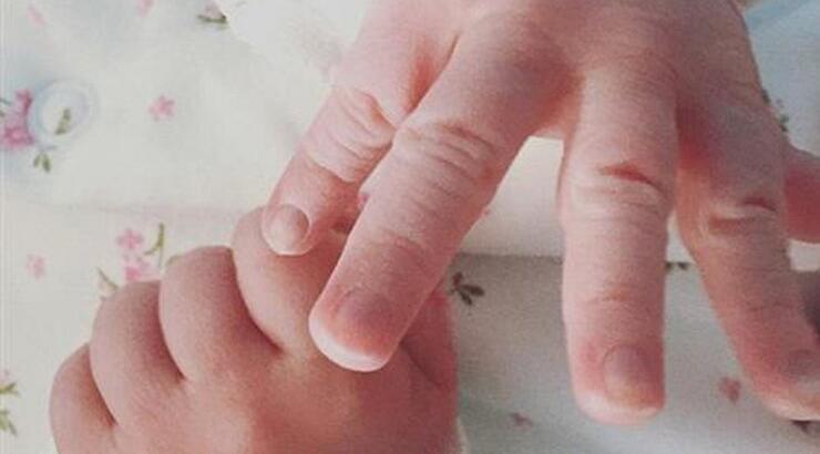 Πασίγνωστη καλλονή έγινε για δεύτερη φορά μανούλα και το ανακοίνωσε με μία φωτογραφία!