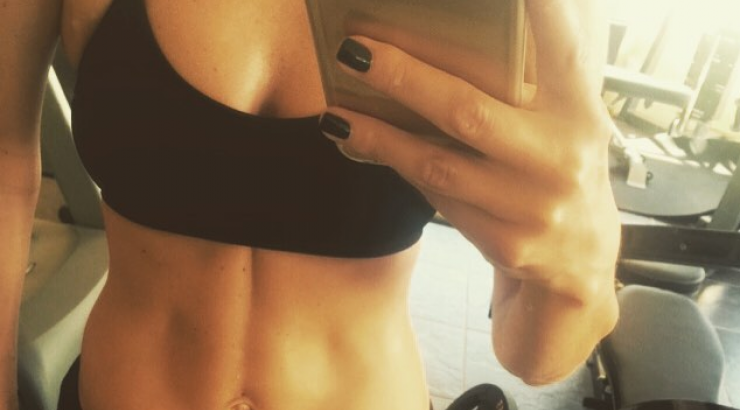 Ελληνίδα παρουσιάστρια μας δείχνει τους καλοσχηματισμένους της κοιλιακούς