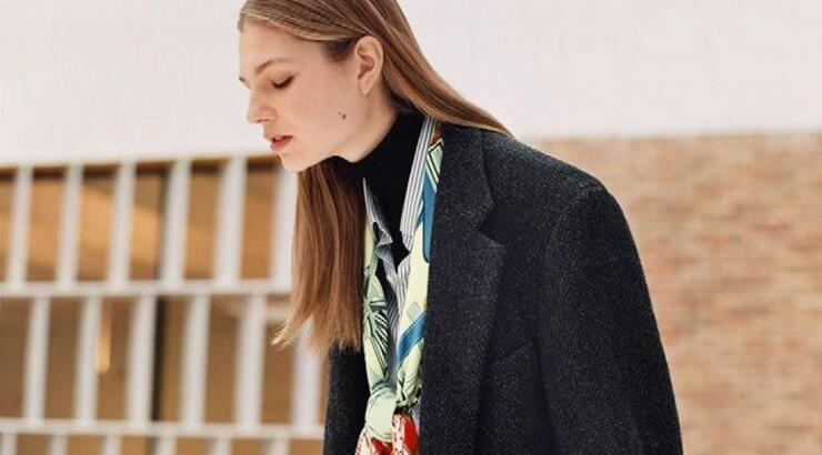 Ο οίκος Hermès δημιούργησε ένα μαντήλι προς τιμήν της Ελληνικής Επανάστασης και ενθουσίασε τις fashionistas