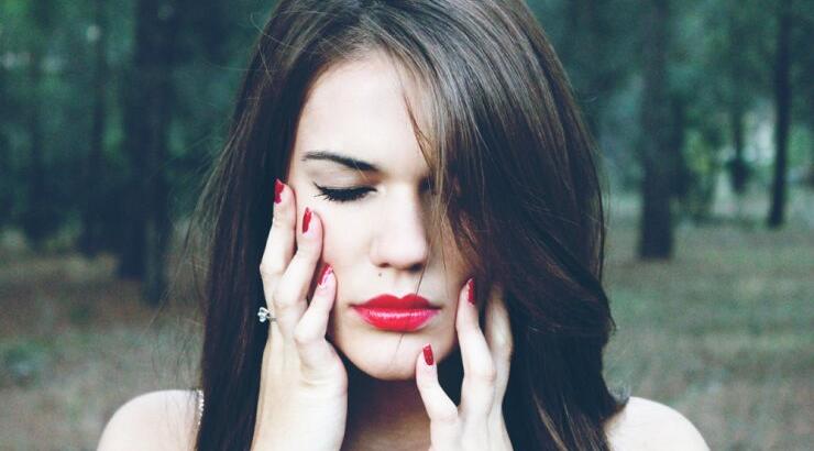 Φοράτε πάντα κραγιόν; Αυτή τη νέα τάση πρέπει να την γνωρίζετε