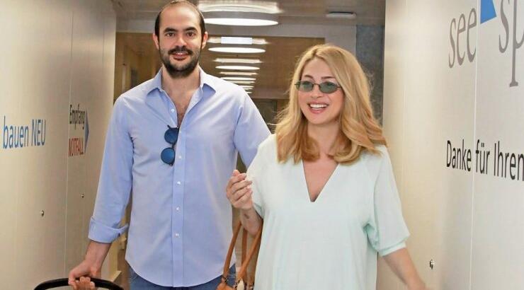 Μαρία Ηλιάκη: Έντυσε την κόρη της Άγιο Βασίλη και βγήκε βόλτα με τον σύζυγό της [εικόνες] 