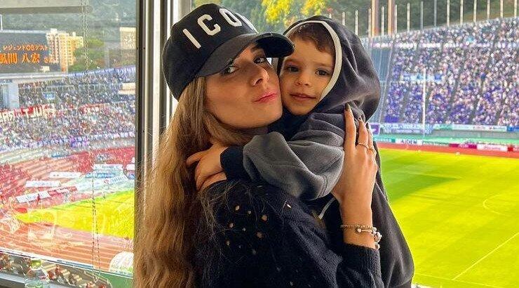 Μαρία Κορτζιά: Φωτογράφισε τον μεγάλο της γιο μπροστά από το χριστουγεννιάτικό τους δέντρο [εικόνα]