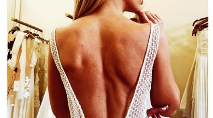 Εγκυμονούσα παρουσιάστρια ετοιμάζεται να παντρευτεί!