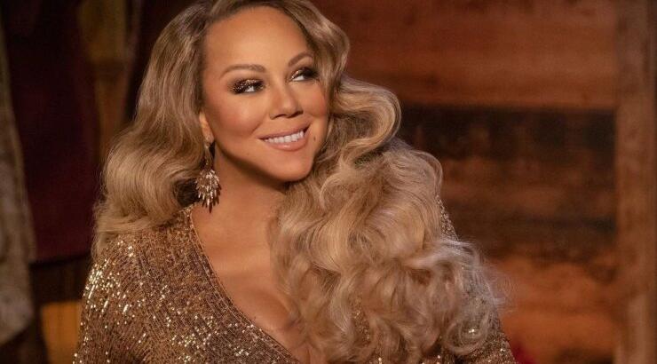 H Mariah Carey εμφανίστησε με φόρεμα που ζύγιζε 27 κιλά σε χριστουγεννιάτικο show [εικόνες & βίντεο]