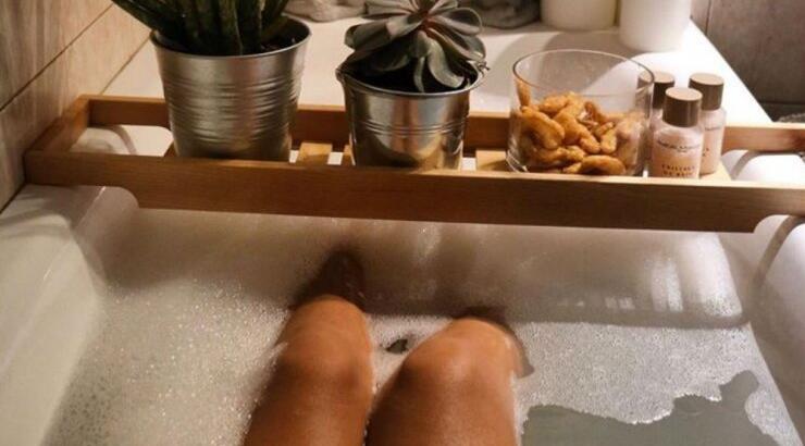 Επώνυμη Κύπρια μας έδειξε την υπέροχη μπανιέρα της ενώ απολαμβάνει το αφρόλουτρό της!