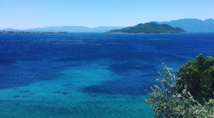 Ποια επώνυμη Κύπρια απολαμβάνει αυτό το πανέμορφο τοπίο;