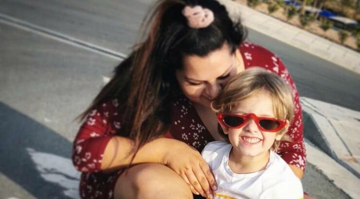 Μαριλένη Σταύρου: Είδαμε τον γιο της να της κάνει μασάζ και είναι αξιολάτρευτος! [βίντεο]