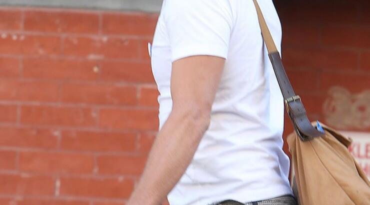 Πρώτη φορά χωρίς τη βέρα του! Ποιος είναι; [εικόνες]